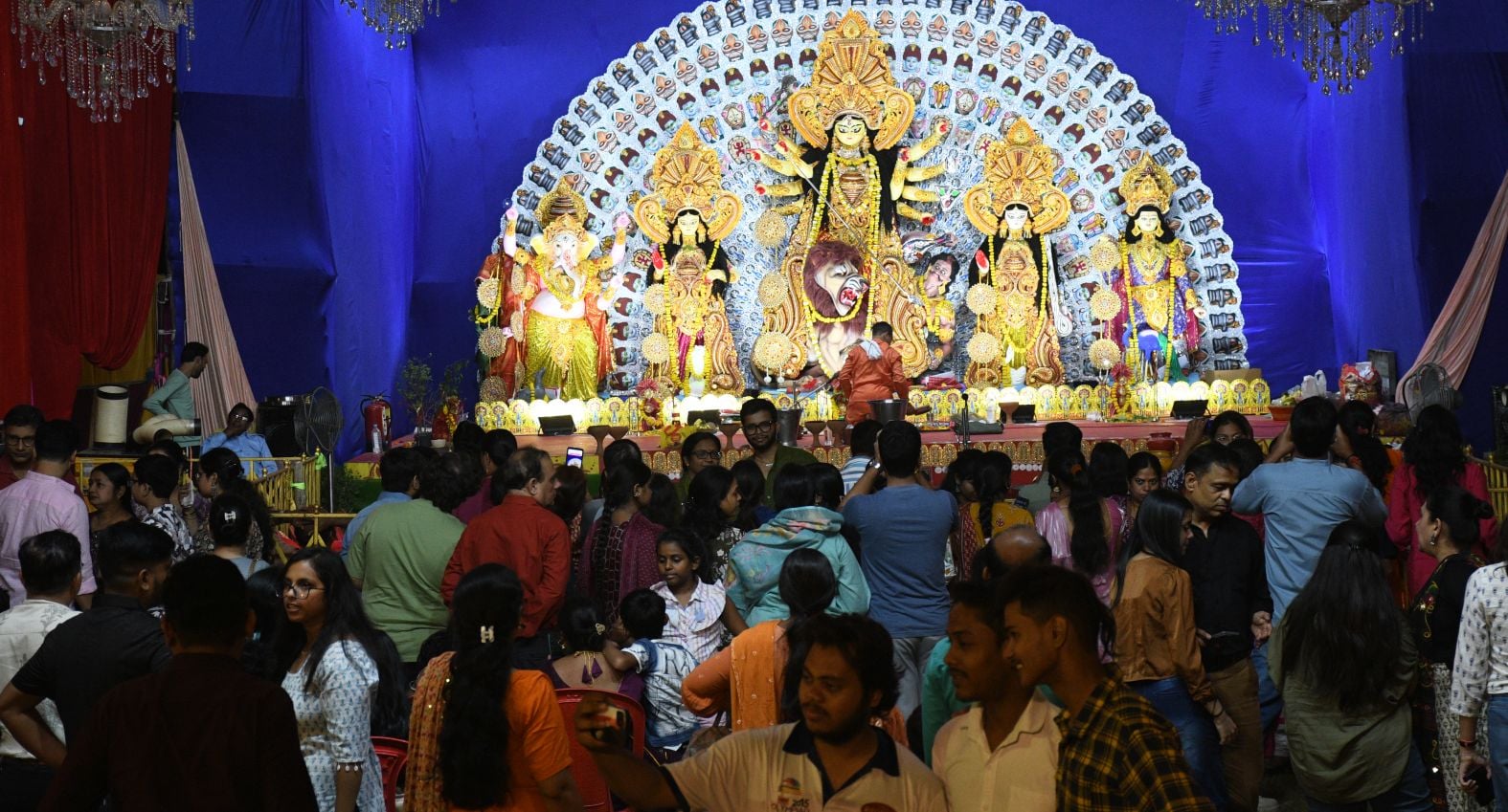 शहर के अलग-अलग पंडालों में पहुंचे भक्त। इस दौरान गरबा व डांडिया भी किया। शहर के अलग-अलग पंडालों में पहुंचे भक्त। इस दौरान गरबा व डांडिया भी किया।