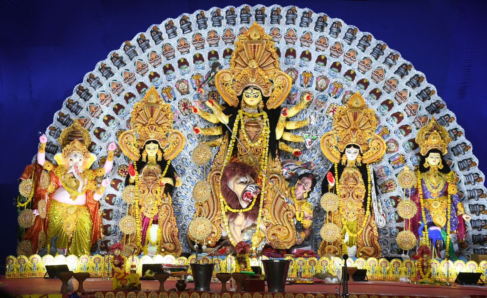 शहर के अलग-अलग पंडालों में पहुंचे भक्त। इस दौरान गरबा व डांडिया भी किया। शहर के अलग-अलग पंडालों में पहुंचे भक्त। इस दौरान गरबा व डांडिया भी किया।