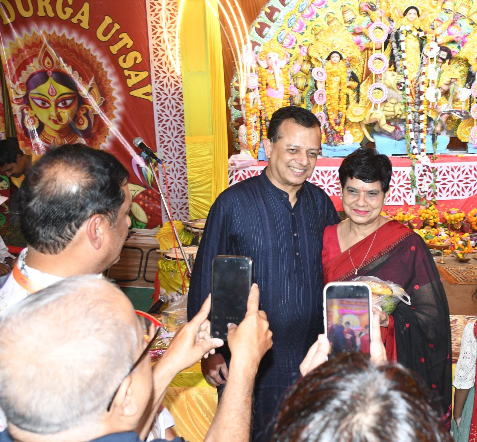 शहर के अलग-अलग पंडालों में पहुंचे भक्त। इस दौरान गरबा व डांडिया भी किया। शहर के अलग-अलग पंडालों में पहुंचे भक्त। इस दौरान गरबा व डांडिया भी किया।