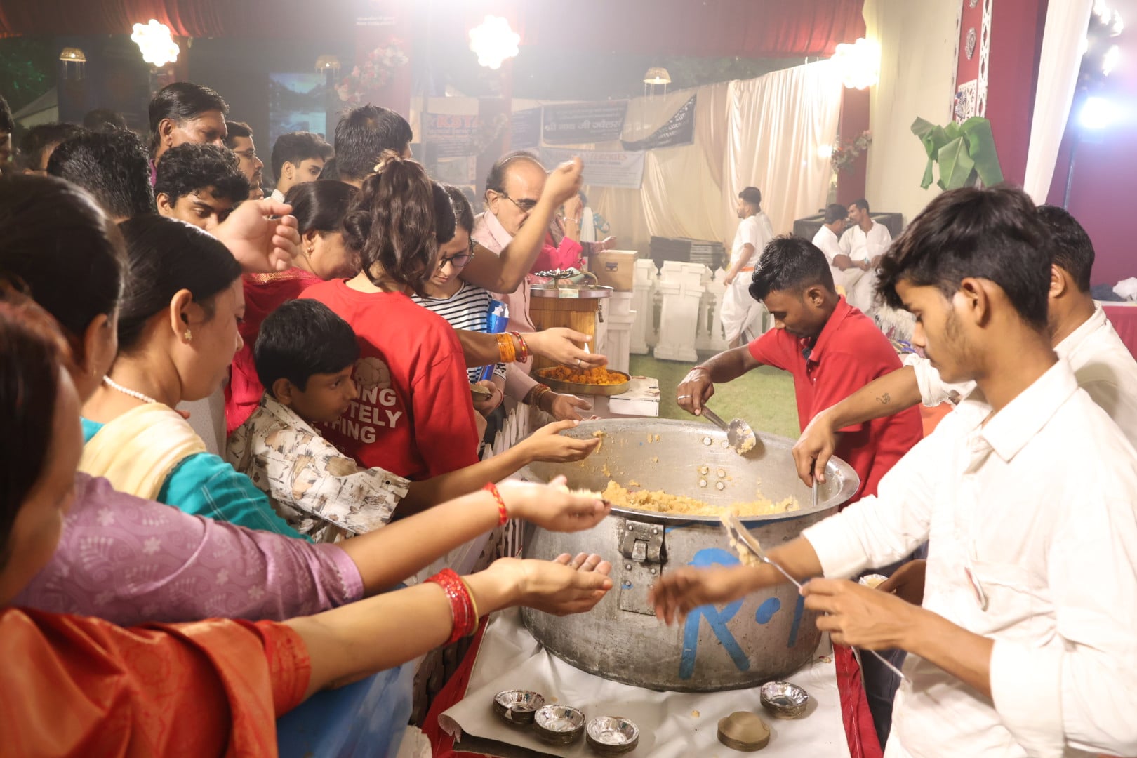 शहर के अलग-अलग पंडालों में पहुंचे भक्त। इस दौरान गरबा व डांडिया भी किया। शहर के अलग-अलग पंडालों में पहुंचे भक्त। इस दौरान गरबा व डांडिया भी किया।