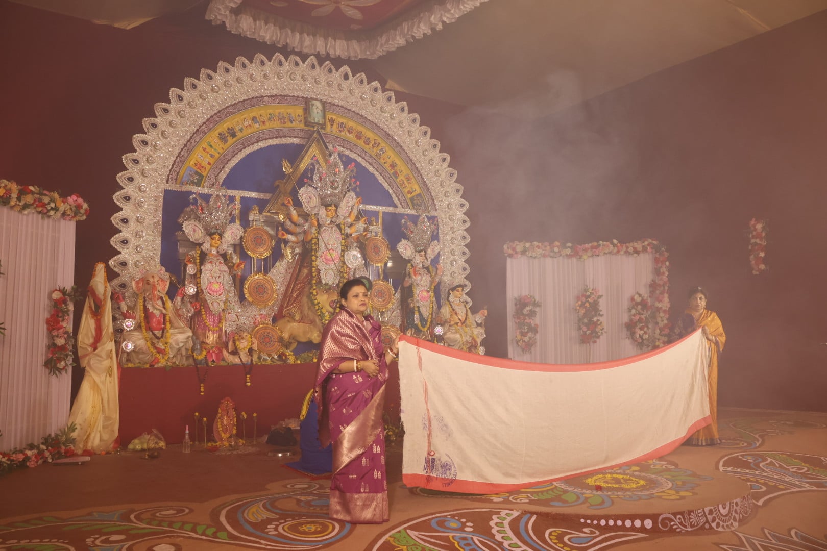 शहर के अलग-अलग पंडालों में पहुंचे भक्त। इस दौरान गरबा व डांडिया भी किया। शहर के अलग-अलग पंडालों में पहुंचे भक्त। इस दौरान गरबा व डांडिया भी किया।