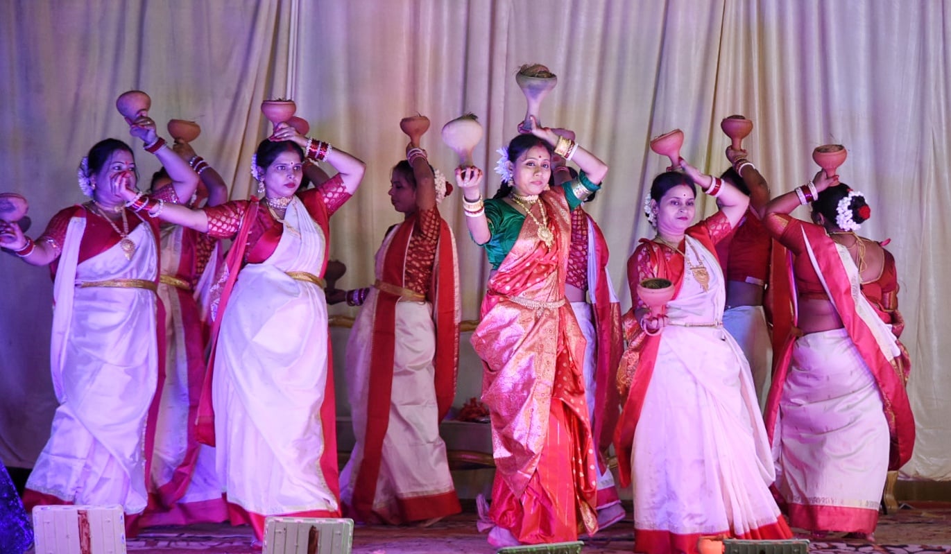 शहर के अलग-अलग पंडालों में पहुंचे भक्त। इस दौरान गरबा व डांडिया भी किया। शहर के अलग-अलग पंडालों में पहुंचे भक्त। इस दौरान गरबा व डांडिया भी किया।