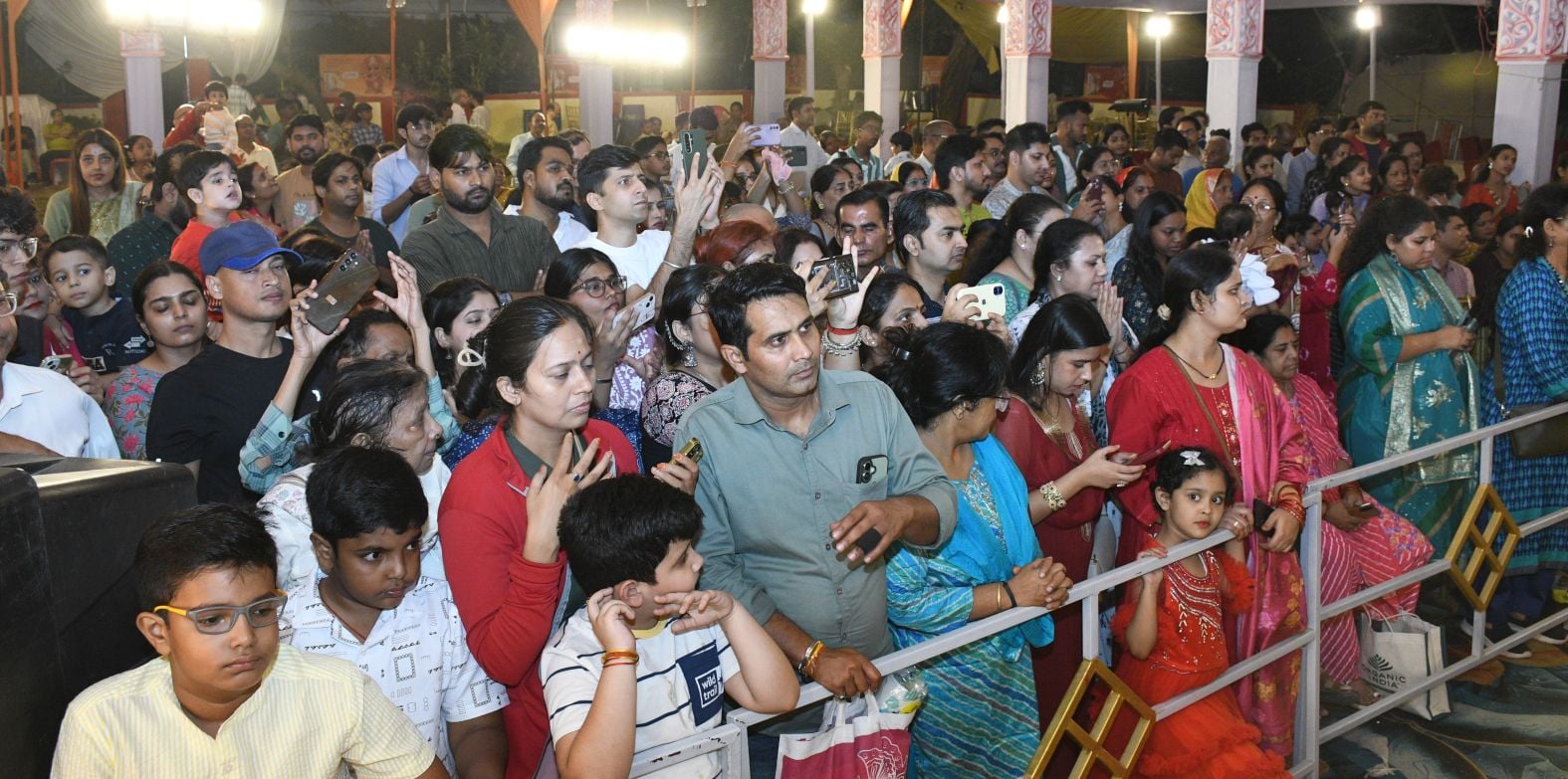 शहर के अलग-अलग पंडालों में पहुंचे भक्त। इस दौरान गरबा व डांडिया भी किया। शहर के अलग-अलग पंडालों में पहुंचे भक्त। इस दौरान गरबा व डांडिया भी किया।