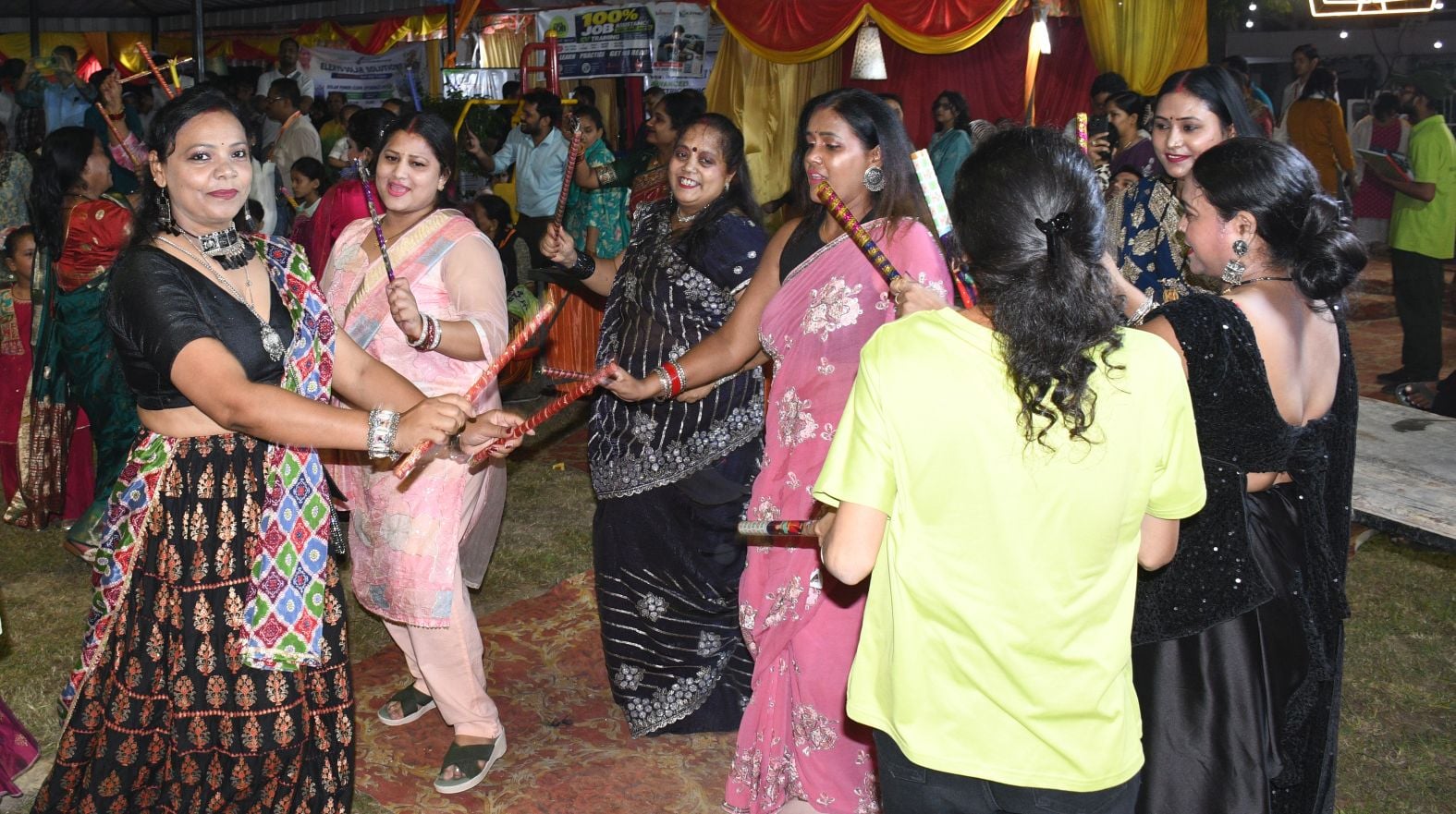 शहर के अलग-अलग पंडालों में पहुंचे भक्त। इस दौरान गरबा व डांडिया भी किया। शहर के अलग-अलग पंडालों में पहुंचे भक्त। इस दौरान गरबा व डांडिया भी किया।