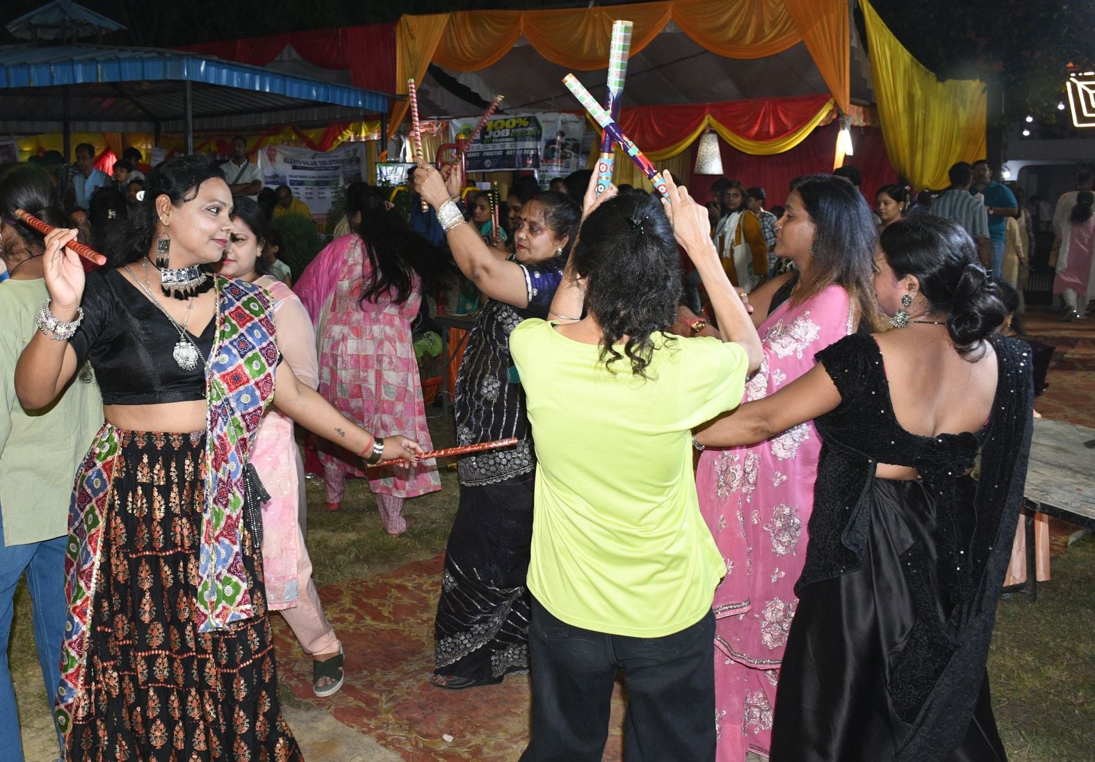 शहर के अलग-अलग पंडालों में पहुंचे भक्त। इस दौरान गरबा व डांडिया भी किया। शहर के अलग-अलग पंडालों में पहुंचे भक्त। इस दौरान गरबा व डांडिया भी किया।