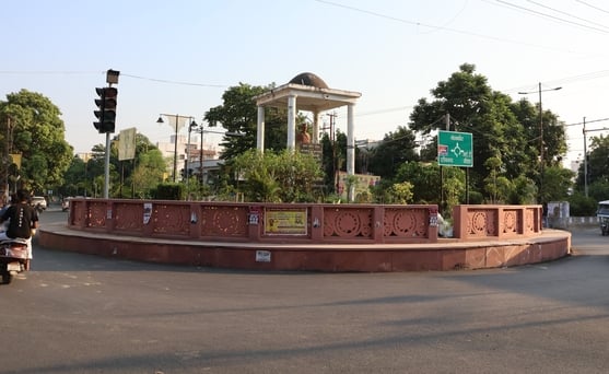 शहर के चौराहों का हो रहा सुंदरीकरण, बनाए जाएंगे परगोला। शहर के चौराहों का हो रहा सुंदरीकरण, बनाए जाएंगे परगोला।