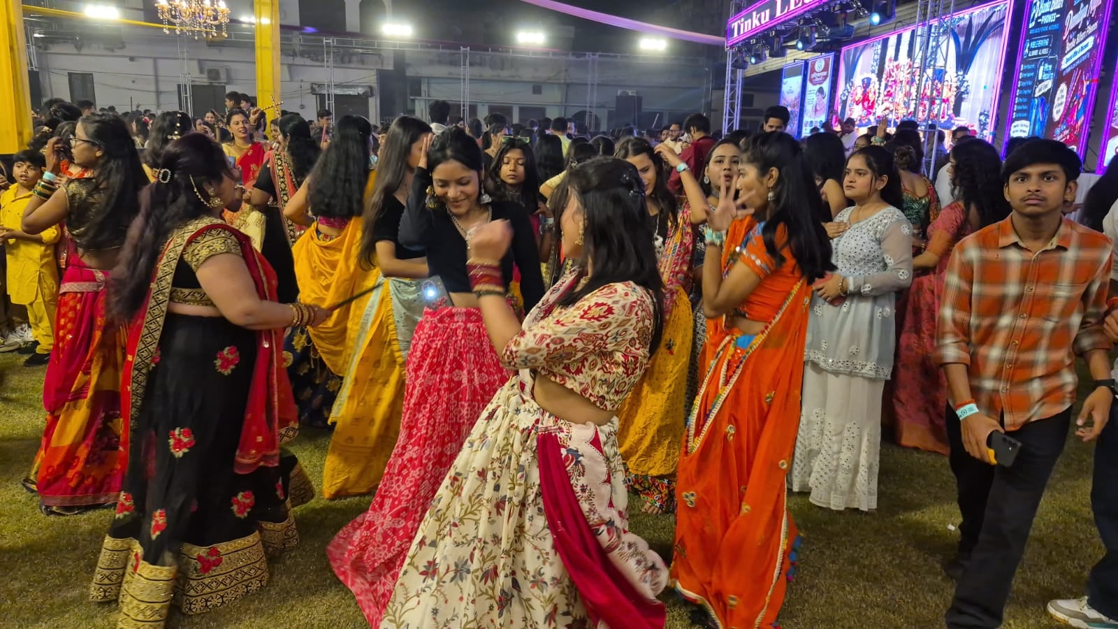 शहर के एक लोन में आयोजित गरबा एवं डांडिया कार्यक्रम में डांडिया खेलती महिलाएं। संवाद