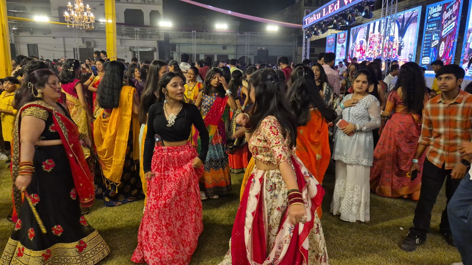शहर के एक लोन में आयोजित गरबा एवं डांडिया कार्यक्रम में डांडिया खेलती महिलाएं। संवाद