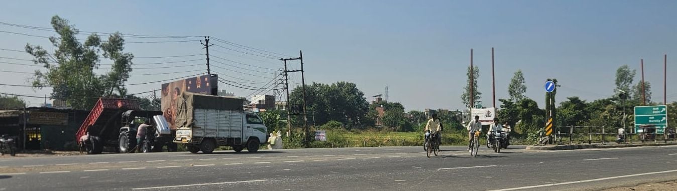 दिल्ली-लखनऊ राष्ट्रीय राजमार्ग पर जमुका गांव के पास अवैध कट से गुजरता बाइक सवार। संवाद