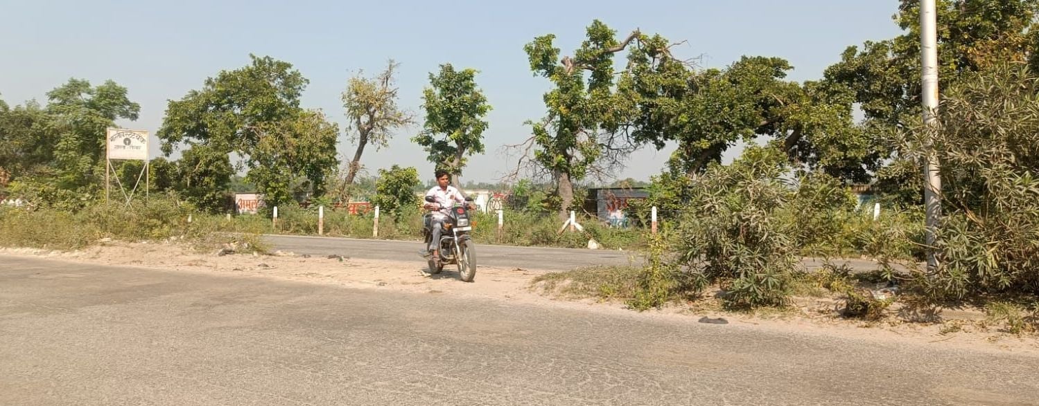 दिल्ली-लखनऊ राष्ट्रीय राजमार्ग पर जमुका गांव के पास अवैध कट से गुजरता बाइक सवार। संवाद