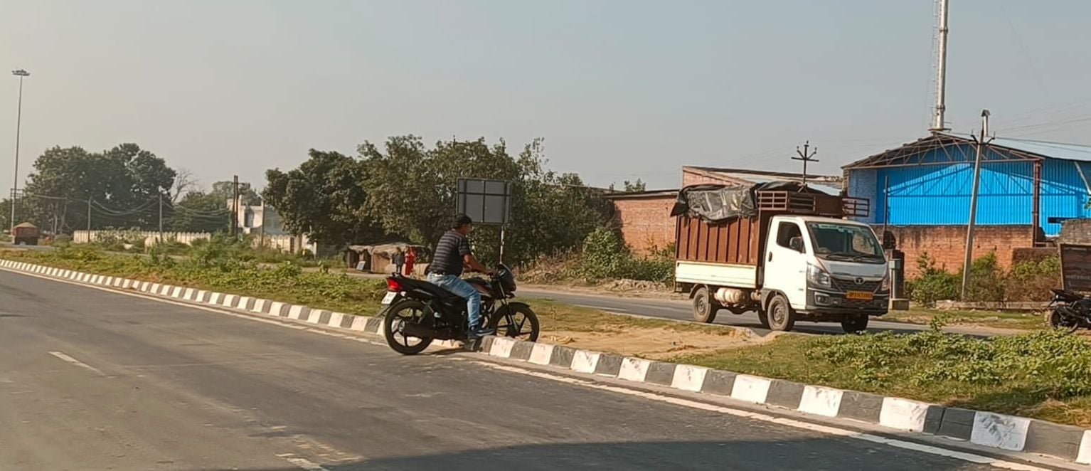 दिल्ली-लखनऊ राष्ट्रीय राजमार्ग पर जमुका गांव के पास अवैध कट से गुजरता बाइक सवार। संवाद