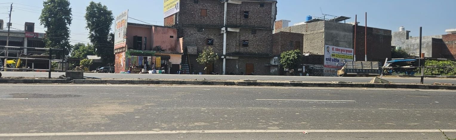 दिल्ली-लखनऊ राष्ट्रीय राजमार्ग पर जमुका गांव के पास अवैध कट से गुजरता बाइक सवार। संवाद