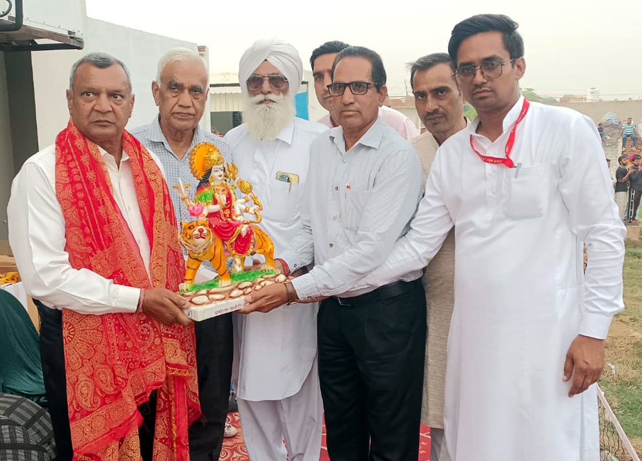 धू धू कर जलता रावण का पुतला।