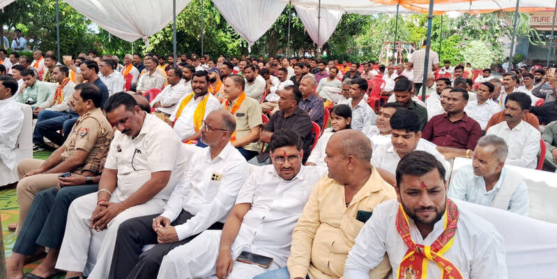 उघैती में शस्त्र पूजन करते राष्ट्रीय स्वयंसेवक संघ के पदाधिकारी। संवाद उघैती में शस्त्र पूजन करते राष्ट्रीय स्वयंसेवक संघ के पदाधिकारी। संवाद