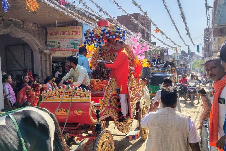 उघँती पर दुर्गा नवमी में पूजा करते श्रद्धालु। संवाद उघँती पर दुर्गा नवमी में पूजा करते श्रद्धालु। संवाद