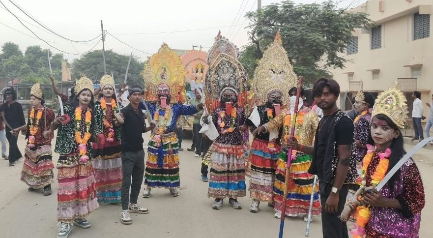 उघँती पर दुर्गा नवमी में पूजा करते श्रद्धालु। संवाद उघँती पर दुर्गा नवमी में पूजा करते श्रद्धालु। संवाद
