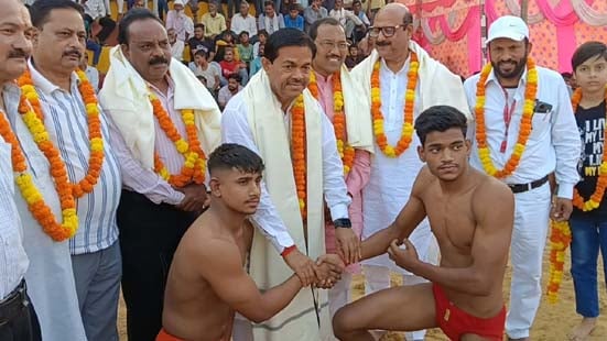 उझानी दंगल में कुश्ती के जौहर दिखाते पहलवान। संवाद उझानी दंगल में कुश्ती के जौहर दिखाते पहलवान। संवाद