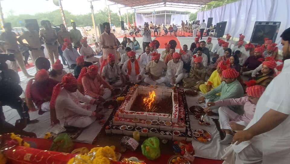 विजयादशमी के अवसर पर पुलिस लाइन में मंत्री तुलसी सजावट ने किया शस्त्र पूजा विजयादशमी के अवसर पर पुलिस लाइन में मंत्री तुलसी सजावट ने किया शस्त्र पूजा