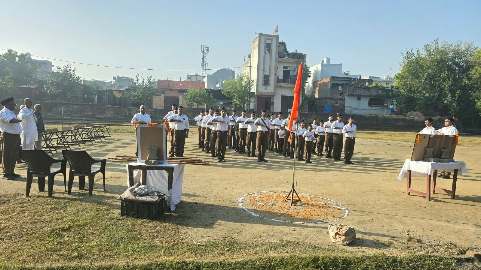 यमुना एंक्लेव में शस्त्र पूजन करते स्वयंसेवक। स्रोत : संघ