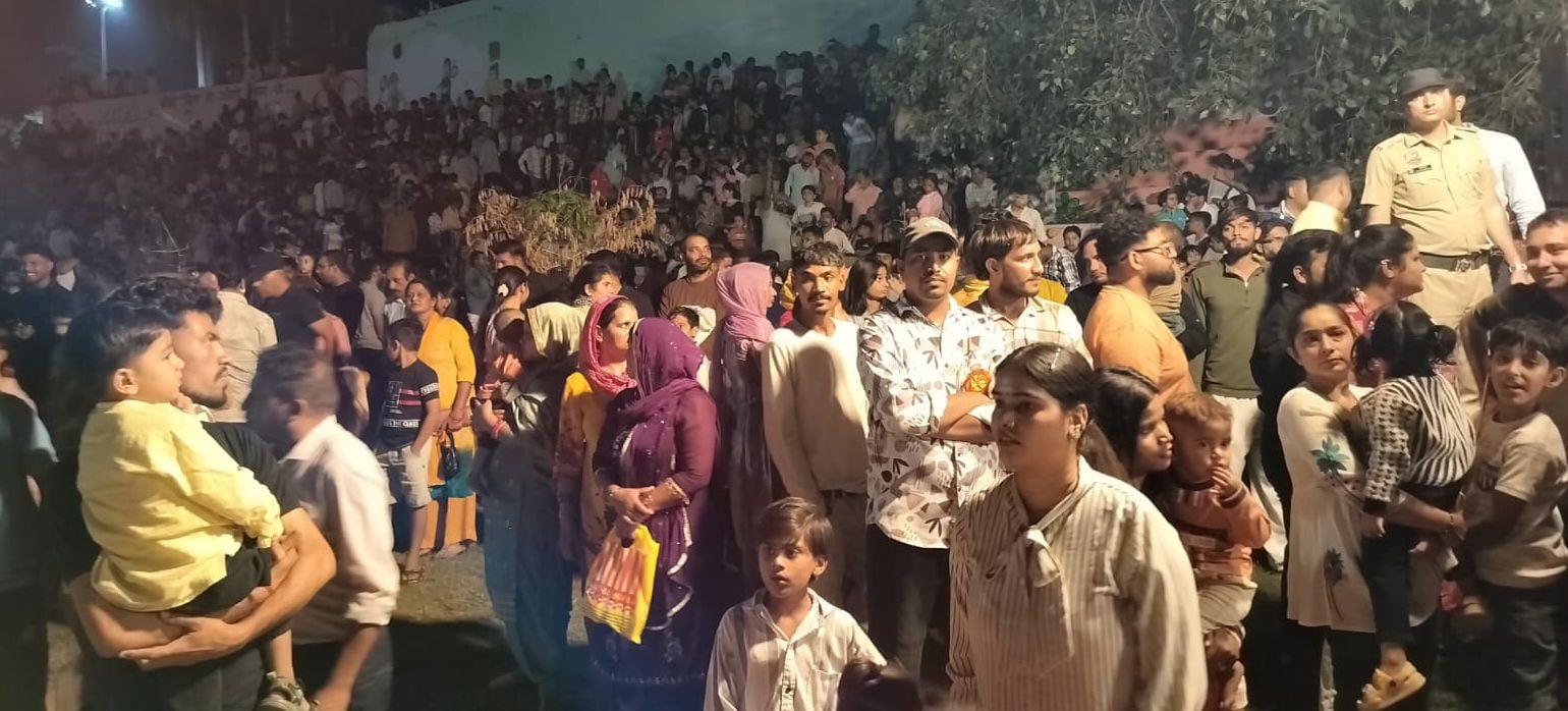20जेएनडी17,18,19 :रावण दहन के समय अर्जुन स्टेडियम में उमड़ी शहरवासियों की भीड़। संवाद