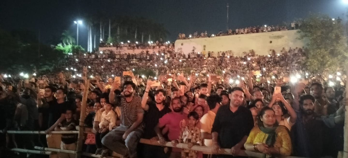 20जेएनडी17,18,19 :रावण दहन के समय अर्जुन स्टेडियम में उमड़ी शहरवासियों की भीड़। संवाद