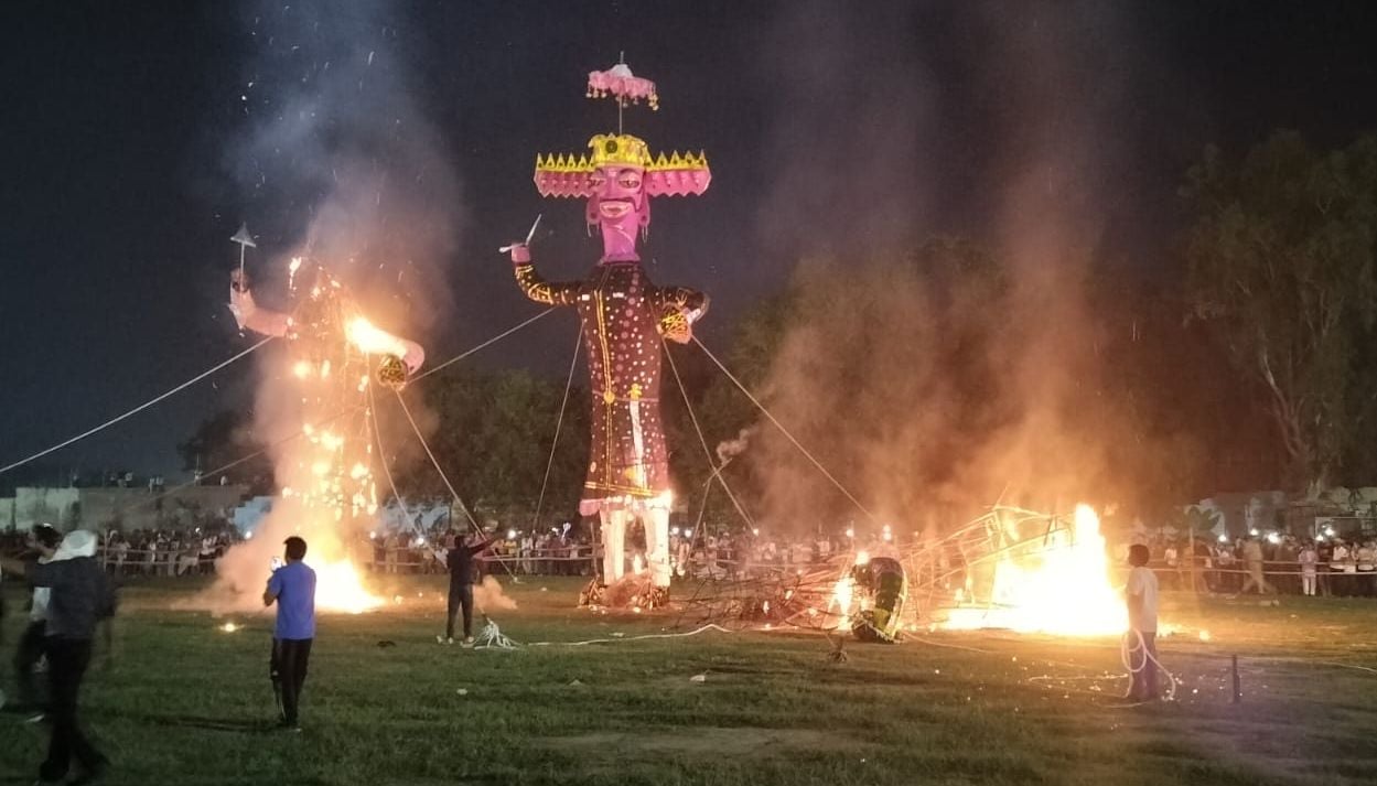 20जेएनडी17,18,19 :रावण दहन के समय अर्जुन स्टेडियम में उमड़ी शहरवासियों की भीड़। संवाद