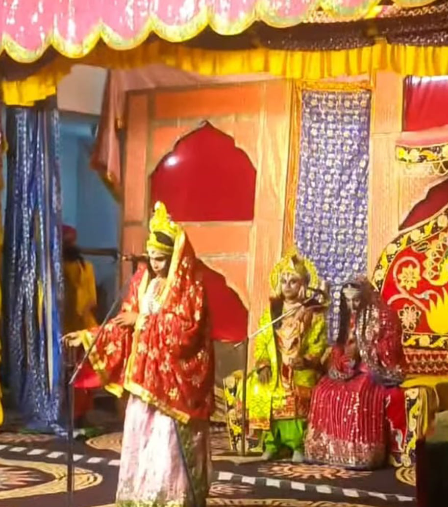 आदर्श रामलीला क्लब दबतोरी की ओर से आयोजित रामलीला में लक्ष्मण को शक्ति लगने पर मूर्छित होने का आदर्श रामलीला क्लब दबतोरी की ओर से आयोजित रामलीला में लक्ष्मण को शक्ति लगने पर मूर्छित होने का