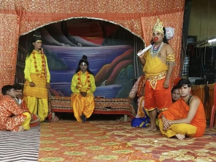 आदर्श रामलीला क्लब दबतोरी की ओर से आयोजित रामलीला में लक्ष्मण को शक्ति लगने पर मूर्छित होने का आदर्श रामलीला क्लब दबतोरी की ओर से आयोजित रामलीला में लक्ष्मण को शक्ति लगने पर मूर्छित होने का
