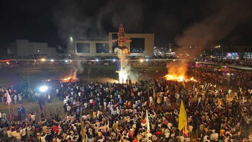अंबाला शहर के रामबाग में मंगलवार को दशहरे के अवसर पर मेघनाथ व कुंभकरण का पुतलों का दहन किया गया अंबाला शहर के रामबाग में मंगलवार को दशहरे के अवसर पर मेघनाथ व कुंभकरण का पुतलों का दहन किया गया