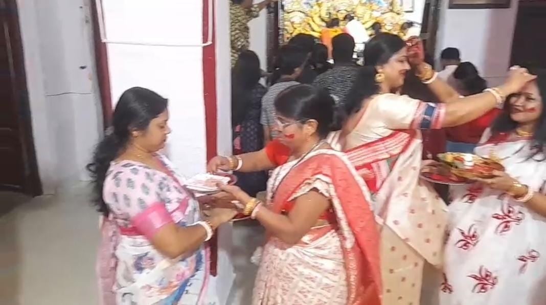 बंगाली समुदाय की महिलाओं ने सिंदूर की होली कर माता को दी विदाई