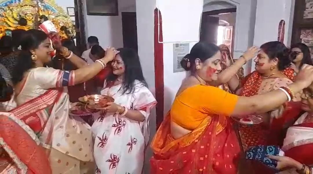 बंगाली समुदाय की महिलाओं ने सिंदूर की होली कर माता को दी विदाई