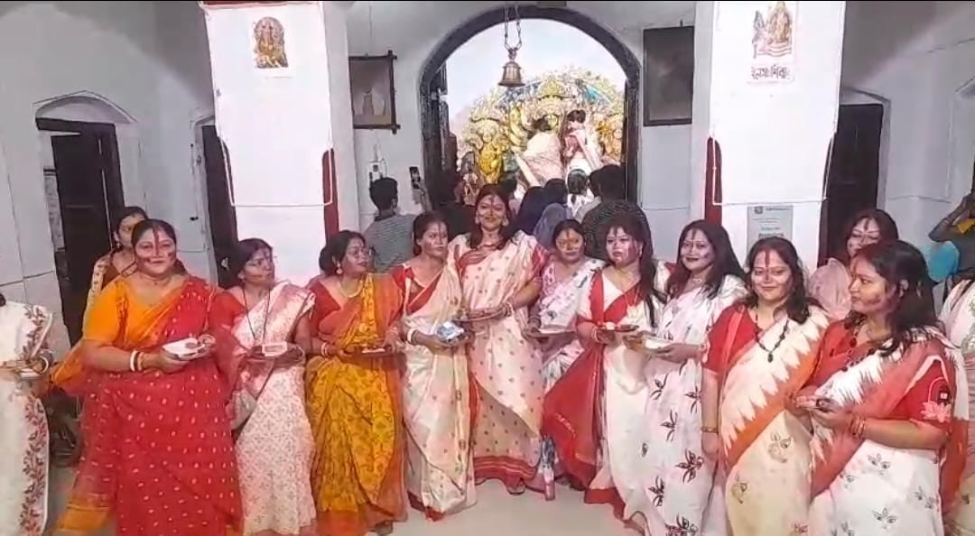 बंगाली समुदाय की महिलाओं ने सिंदूर की होली कर माता को दी विदाई