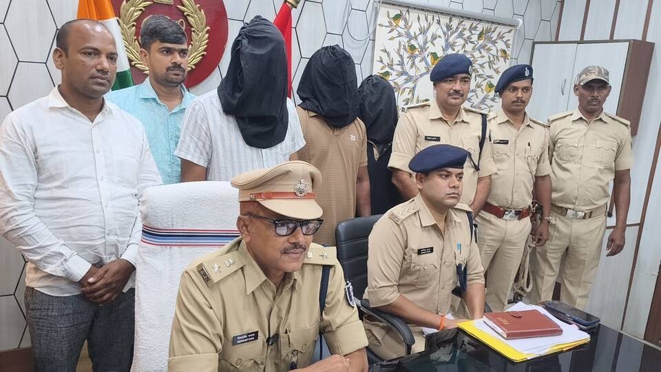 बरामद मिनी गन फैक्ट्री का सामग्री, गिरफ्तार युवक, प्रेस को जानकारी देते एसपी बरामद मिनी गन फैक्ट्री का सामग्री, गिरफ्तार युवक, प्रेस को जानकारी देते एसपी