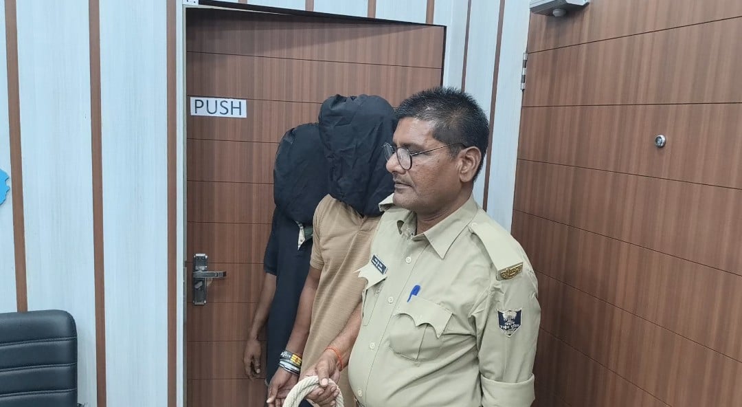 बरामद मिनी गन फैक्ट्री का सामग्री, गिरफ्तार युवक, प्रेस को जानकारी देते एसपी बरामद मिनी गन फैक्ट्री का सामग्री, गिरफ्तार युवक, प्रेस को जानकारी देते एसपी