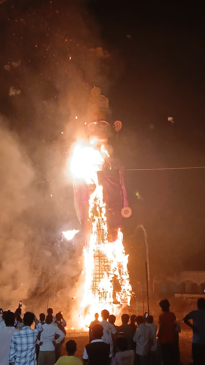 एलिगेंट हाइट सोसाइटी में रावण दहन का दृश्य। संवाद एलिगेंट हाइट सोसाइटी में रावण दहन का दृश्य। संवाद