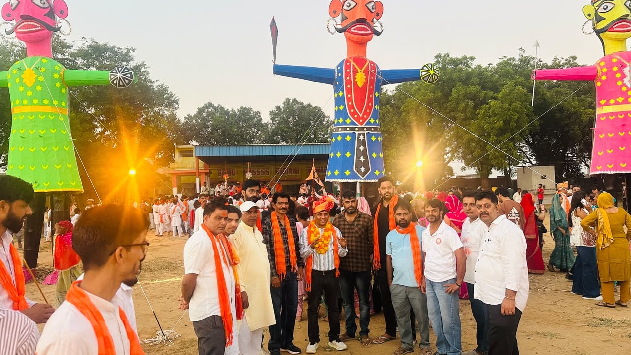 एलिगेंट हाइट सोसाइटी में रावण दहन का दृश्य। संवाद एलिगेंट हाइट सोसाइटी में रावण दहन का दृश्य। संवाद