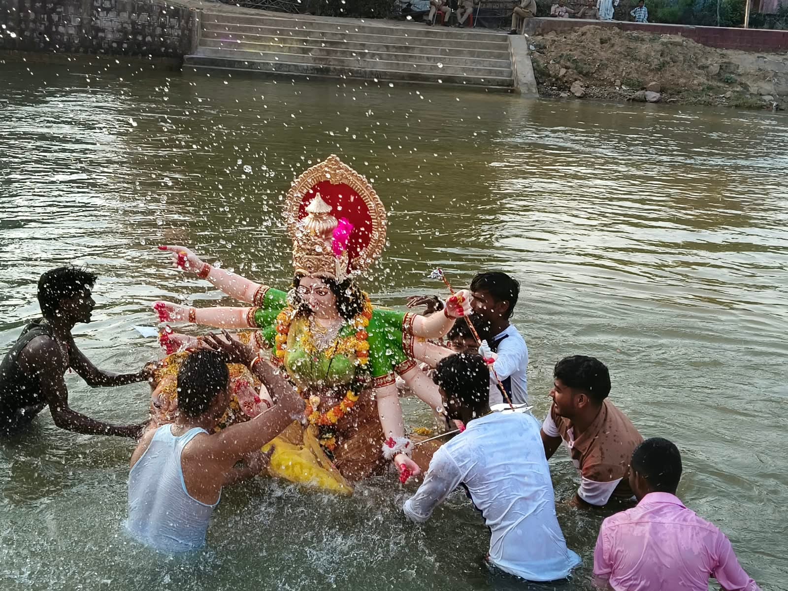 फोटो-21-शहर में बस स्टैंड के सामने से गुजरती विसर्जन यात्रा। संवाद