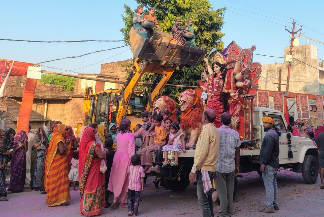फोटो-21-शहर में बस स्टैंड के सामने से गुजरती विसर्जन यात्रा। संवाद