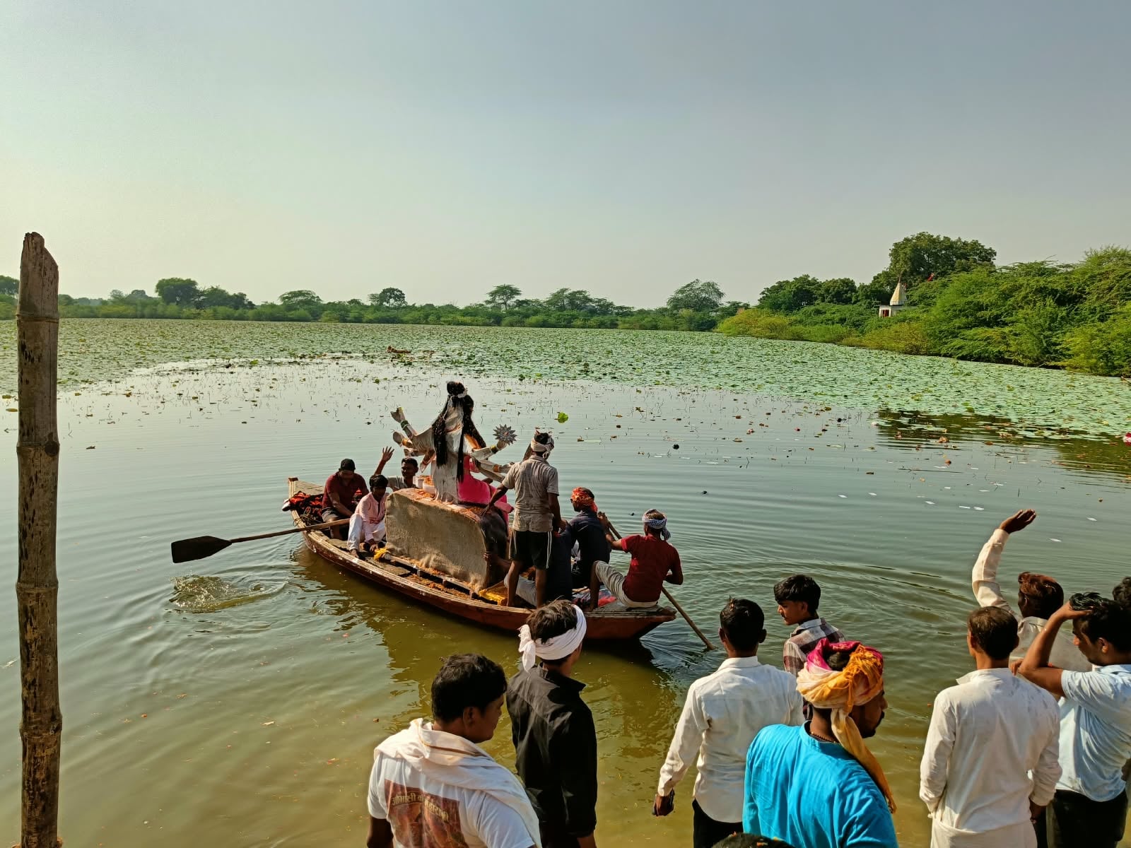 फोटो-21-शहर में बस स्टैंड के सामने से गुजरती विसर्जन यात्रा। संवाद