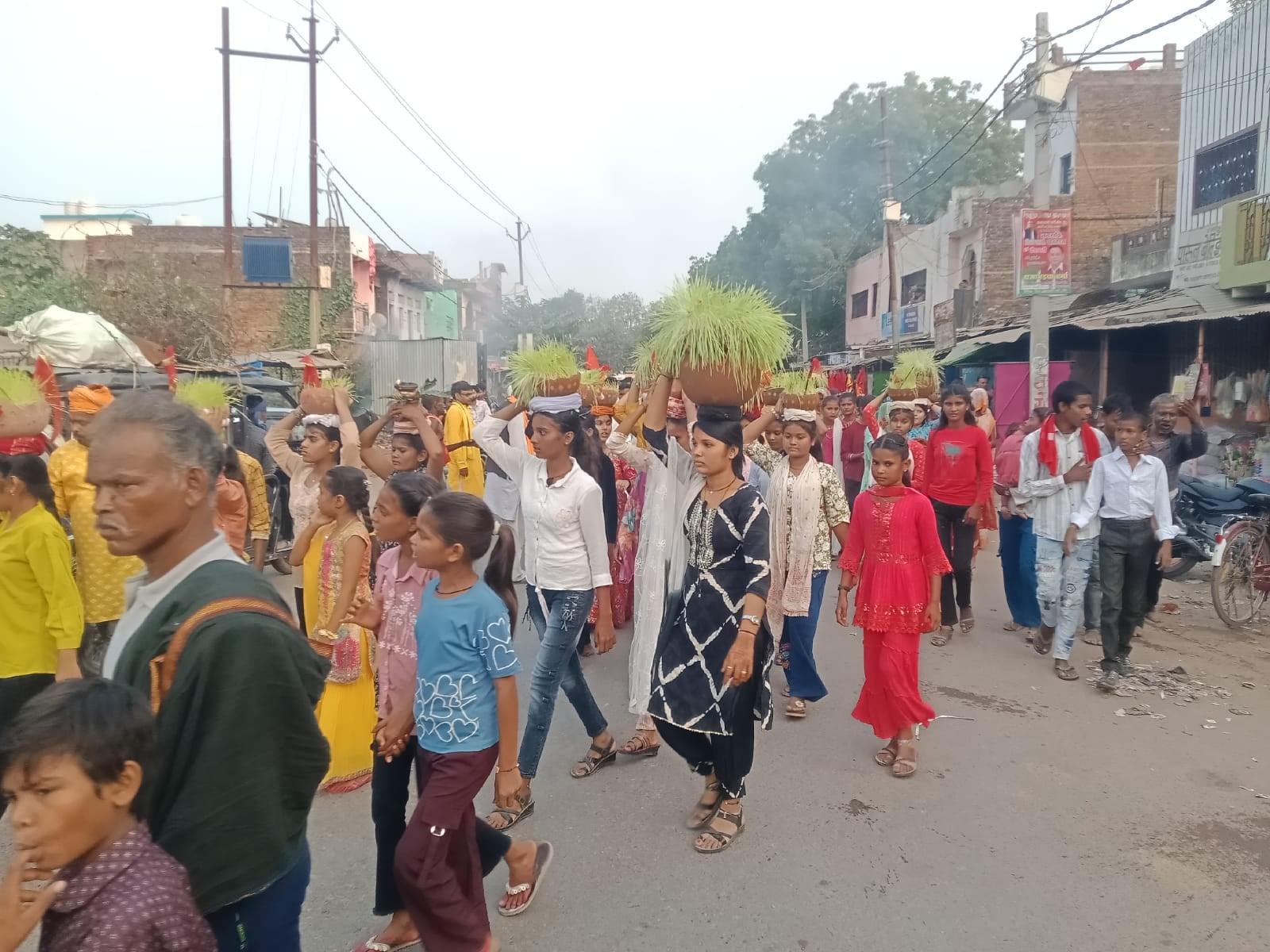 फोटो-21-शहर में बस स्टैंड के सामने से गुजरती विसर्जन यात्रा। संवाद