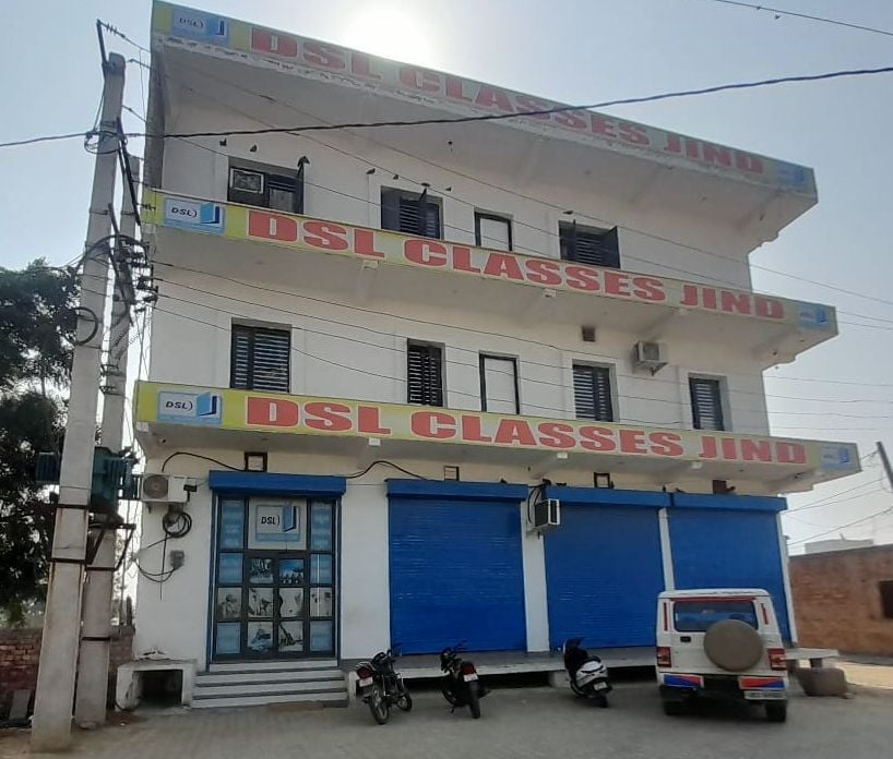फोटो 21जेएनडी28-मामले की जानकारी देती हुई शिकायकर्ता अराधना। संवाद