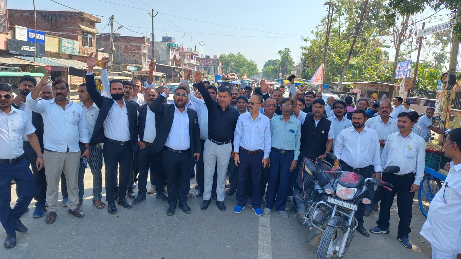 फोटो-40-बलरामपुर के कलेक्ट्रेट में प्रदर्शन करते अधिवक्ता।-संवाद
