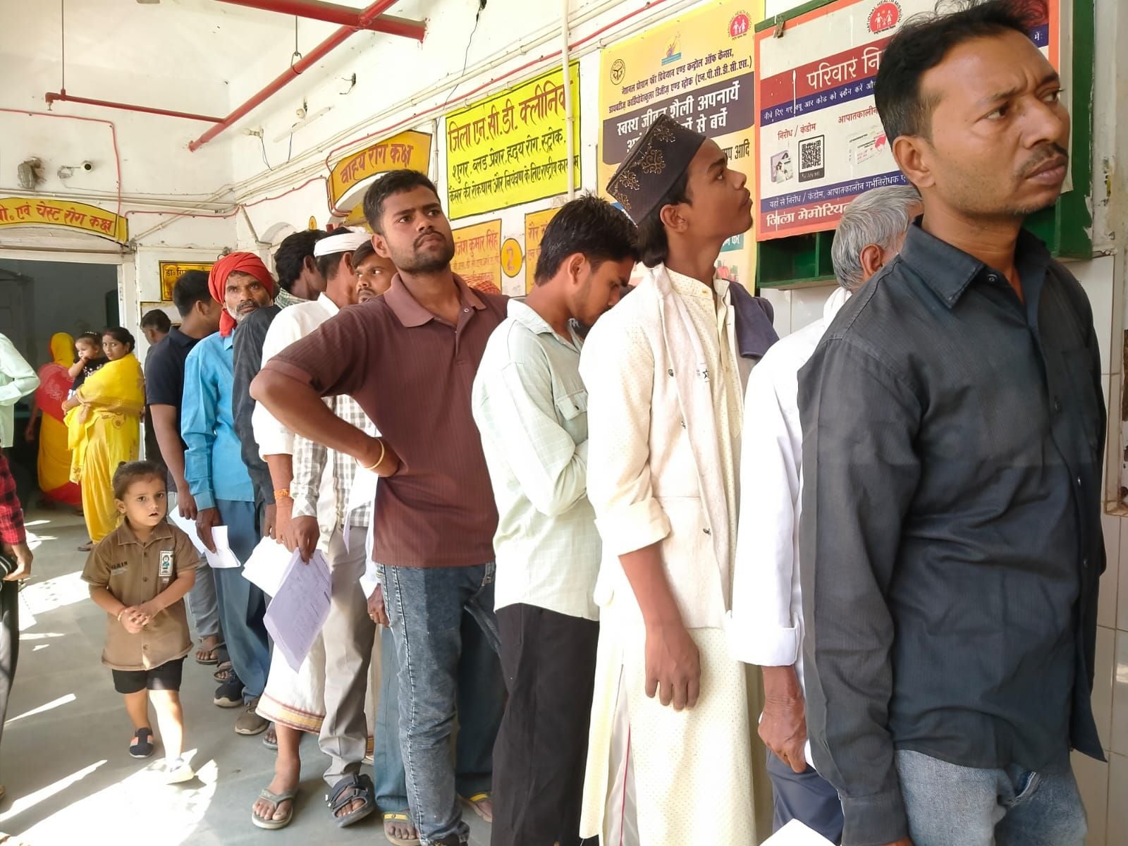 फोटो-48-बलरामपुर के जिला मेमोरियल अस्पताल में मरीज का इलाज करते चिकित्सक ।-संवाद फोटो-48-बलरामपुर के जिला मेमोरियल अस्पताल में मरीज का इलाज करते चिकित्सक ।-संवाद