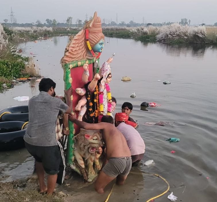 गोंडा के चुंगी गोदाम स्थित पंडाल में विसर्जन से पूर्व सिंदूर खेल में शामिल महिलाएं। गोंडा के चुंगी गोदाम स्थित पंडाल में विसर्जन से पूर्व सिंदूर खेल में शामिल महिलाएं।