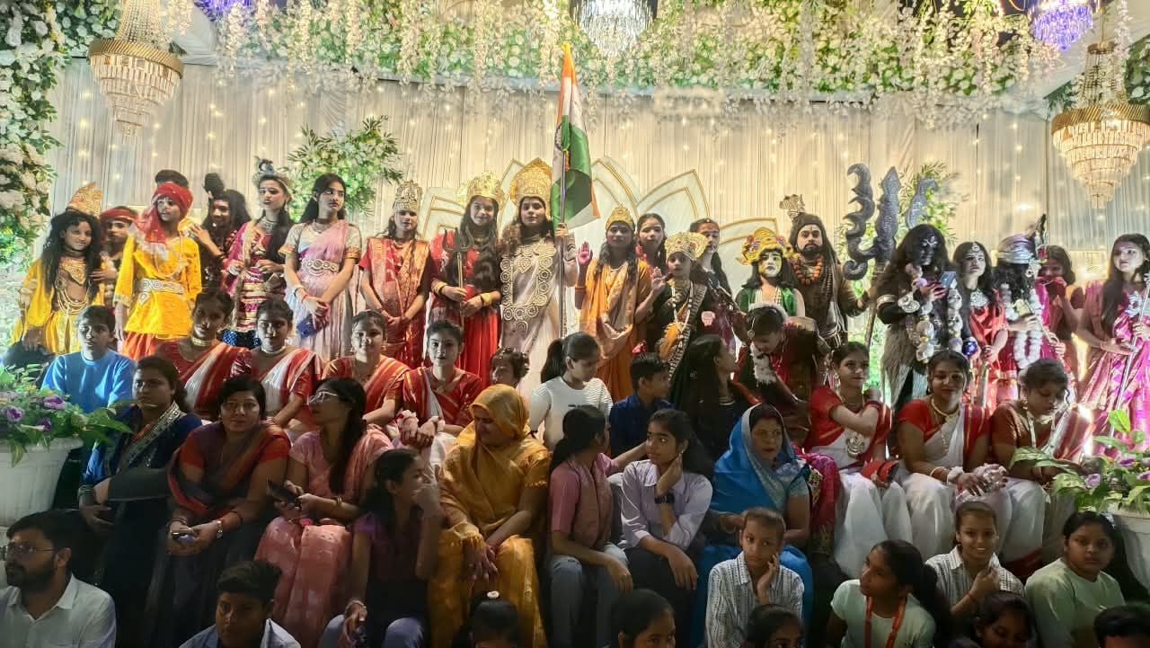 गोंडा के चुंगी गोदाम स्थित पंडाल में विसर्जन से पूर्व सिंदूर खेल में शामिल महिलाएं। गोंडा के चुंगी गोदाम स्थित पंडाल में विसर्जन से पूर्व सिंदूर खेल में शामिल महिलाएं।