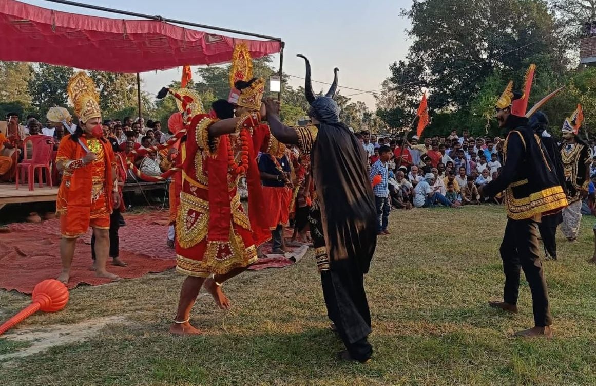 गोंडा के धानेपुर में दशहरा के अवसर पर धू-धूकर जला रावण। गोंडा के धानेपुर में दशहरा के अवसर पर धू-धूकर जला रावण।