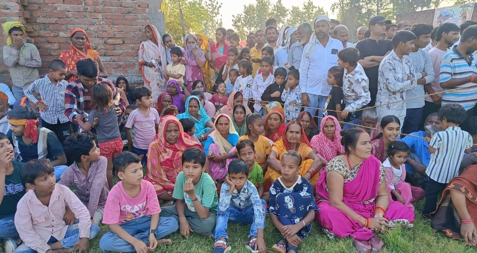 गोंडा के धानेपुर में दशहरा के अवसर पर धू-धूकर जला रावण। गोंडा के धानेपुर में दशहरा के अवसर पर धू-धूकर जला रावण।