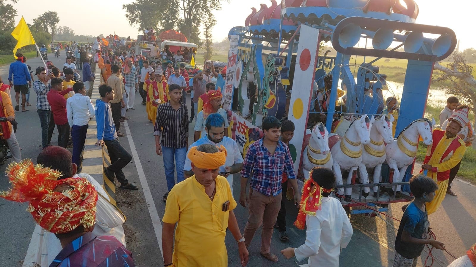 इकौना में धू-धू कर जलता रावण का पुतला इकौना में धू-धू कर जलता रावण का पुतला