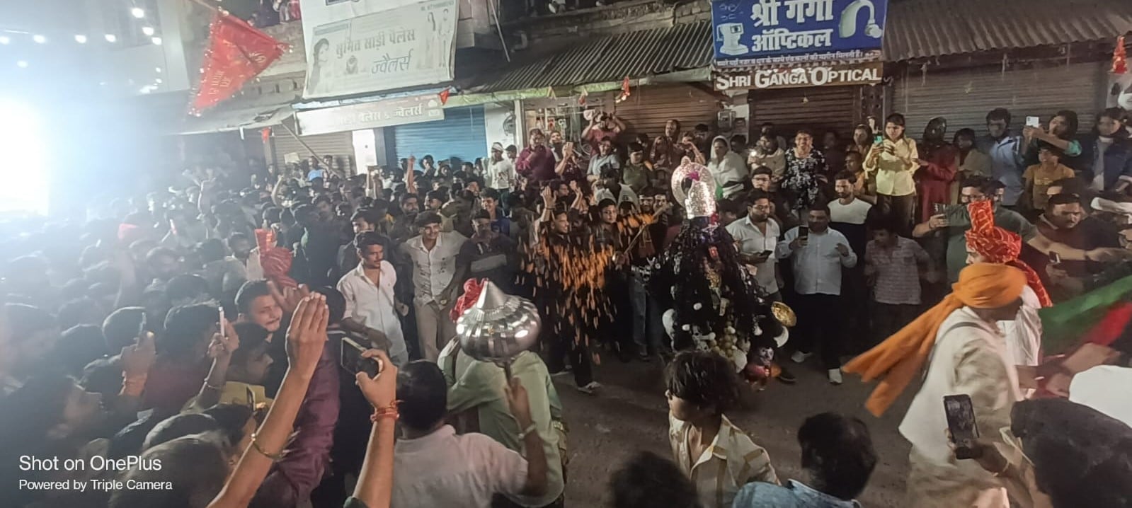 जहांगीरपुर में निकाली गई शोभायात्रा में करतब दिखता मां काली का स्वरूपधारी कलाकार। संवाद