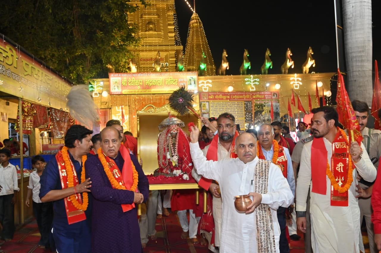 कुरुक्षेत्र। मां भद्रकाली मंदिर में जागरण के दौरान भजन प्रस्तुति देती गायिका सौम्या पाठक। आयोजक कुरुक्षेत्र। मां भद्रकाली मंदिर में जागरण के दौरान भजन प्रस्तुति देती गायिका सौम्या पाठक। आयोजक